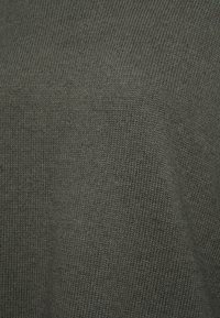 Dunkelolivgrüner Strickstoff mit feiner Rippstruktur; einheitliche Farbe, sanfte Optik und durchgängiges Muster.