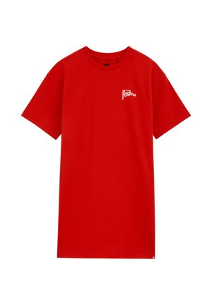 T-shirt rouge à manches courtes avec col rond, portant un petit logo texte blanc "Festival" sur le haut à gauche de la poitrine.