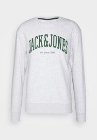 Szary sweatshirt z długimi rękawami, z zaokrąglonym dekoltem i zielonym napisem "JACK & JONES" umieszczonym na piersi. Miękka tekstura.