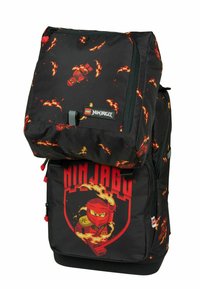Zwarte LEGO Ninjago-rugzak met een rode ninjafiguur, een vlammenpatroon en een voorvak met een rood-gele vuurgevel.