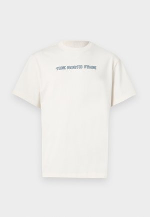 T-shirt bianca a maniche corte con collo rotondo, con piccola scritta blu "The North Face" in lettere a bolle centrata sul petto.
