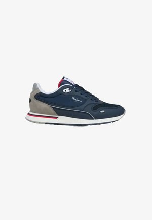 Sneaker blu navy e grigia con suola bianca, lacci neri, dettaglio rosso sul tallone e logo "Pepe Jeans" sul lato.