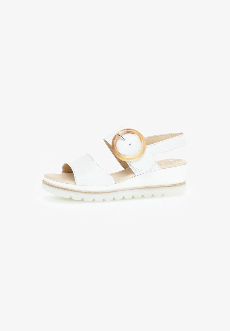 Weiße Leder-Sandale mit offenen Zehen und einem breiten Riemen. Sie verfügt über eine große Holzoptik-Schnalle und eine Keilsohle mit strukturiertem Boden.