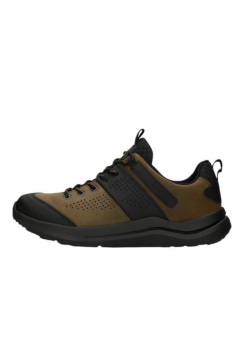Chaussure marron foncé et noire avec une tige en daim texturé, fermeture à lacets, perforations sur les côtés et une semelle en caoutchouc robuste.