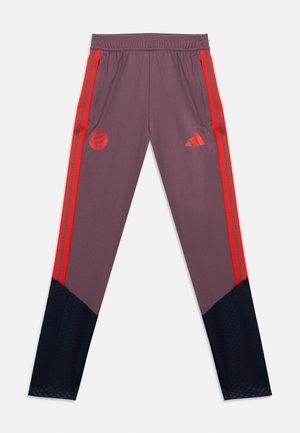 Pantalon de sport violet avec des bandes rouges sur les côtés, bas de jambes noirs, logo Adidas sur la cuisse droite et emblème du FC Bayern Munich sur la cuisse gauche.
