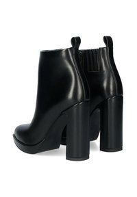 Stivaletti alla caviglia in pelle nera con finitura liscia, caratterizzati da un tacco alto a blocco e sottili pannelli elastici laterali per una facile calzata.