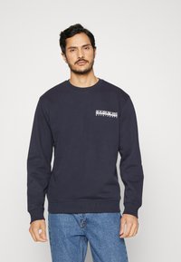 Felpa blu navy con collo a giro e maniche lunghe. Presenta un logo stampato bianco sul lato sinistro del petto. Tessuto morbido, polsini e cintura a costine.