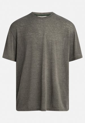 Tricou gri cu maneci scurte și decolteu rotund. Fabricat dintr-un material moale, texturat, cu o croială lejeră și detalii minime de cusătură.