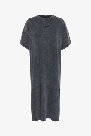 Vestido de T-shirt cinza de tamanho oversized, feito de um tecido suave, com mangas curtas, decote redondo e um pequeno detalhe de logótipo no peito.