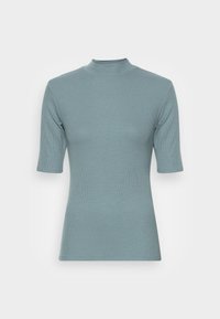 Figurbetontes, kurzärmeliges Rippstrick-Top in gedämpftem Blau mit Stehkragen, dargestellt vor schlichtem weißem Hintergrund.