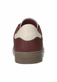 Bordeaux lederen sneaker met beige accenten, ronde hak, gestructureerde rubberen zool, contrasterende stiksels en een zachte stoffen voering.