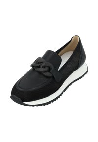 Zapatilla negra con cuerpo de malla texturizada, acentos de cuero suave y un detalle de lazo tejido. Presenta una suela blanca y puntera redondeada.