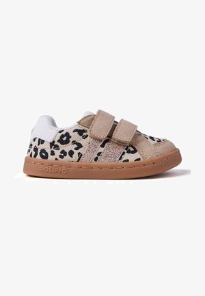 Zapatillas con velcro, parte superior de lona con estampado de leopardo beige y negro, suela de goma de color beige claro y detalles brillantes en el lateral.