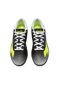 Scarpe sportive nere e giallo neon con lacci bianchi, tomaia in mesh texturizzato e motivo a sfumatura puntinata vicino alla suola.