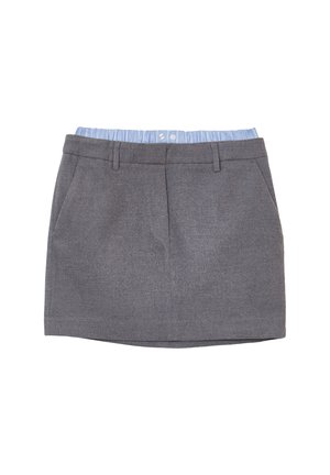 Grauer Wollrock mit Fronttaschen und Gürtelschlaufen, ausgestattet mit einem hellblauen elastischen Bund und zwei sichtbaren Knöpfen.