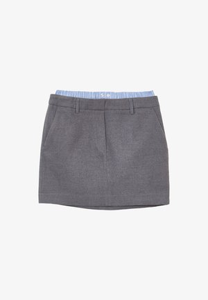 Gonna in lana grigia con tasche frontali e passanti per la cintura, caratterizzata da una fascia elastica blu chiaro con due bottoni visibili.