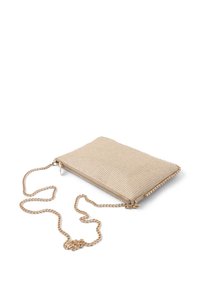 Borsa a mano beige con superficie testurizzata, tracolla in metallo dorato, chiusura con zip e dettaglio di perline sui bordi per un contrasto aggiuntivo.
