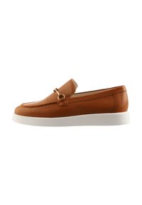 Braune Lederloafers mit Kieselstrukturoptik, ausgestattet mit einem goldfarbenen Hardware-Akzent und einer weißen Gummisohle. Klassisches Design mit runder Form.