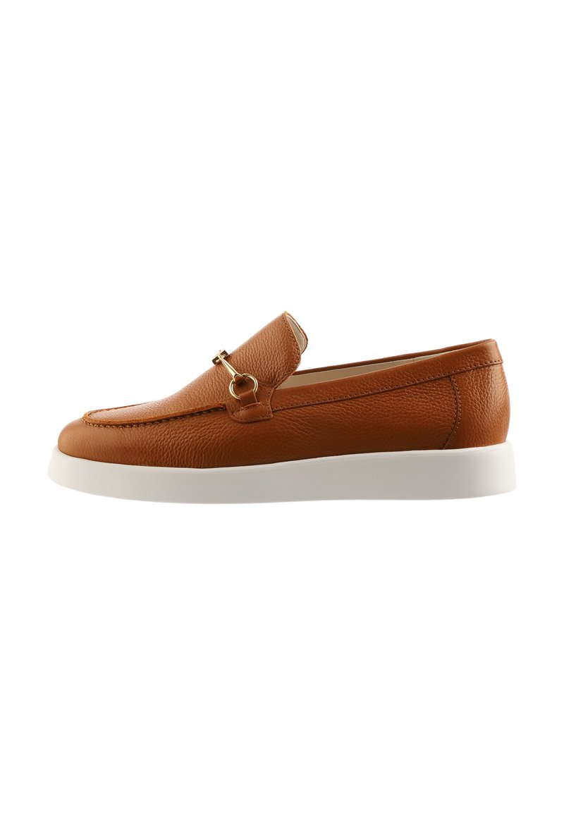 Braune Lederloafers mit Kieselstrukturoptik, ausgestattet mit einem goldfarbenen Hardware-Akzent und einer weißen Gummisohle. Klassisches Design mit runder Form.