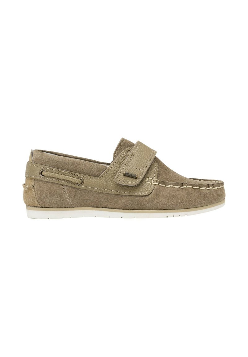 Zapato tipo slip-on en ante taupe con una correa de piel texturizada, suela de goma blanca y costuras en contraste a lo largo del borde superior.