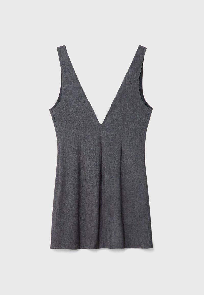 Top senza maniche grigio con scollo a V profondo. Realizzato in tessuto morbido e testurizzato, presenta un design fluente che scende dolcemente dalla vita.