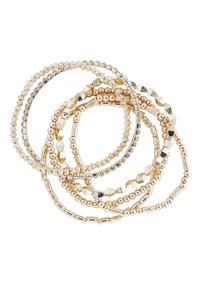 Goudkleurige armbanden met kralen in verschillende vormen, waaronder rond, hexagonaal en vierkant, met zowel gladde als getextureerde oppervlakken.