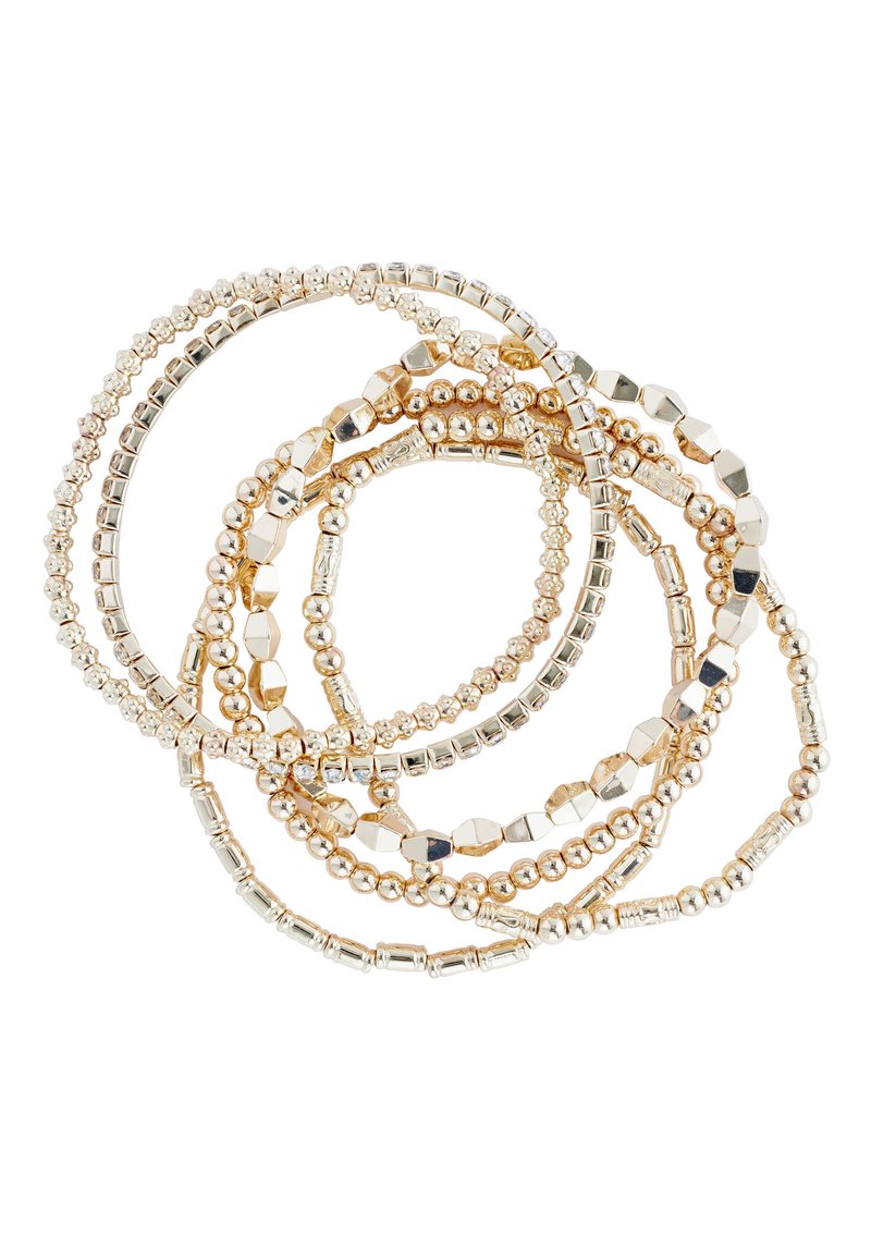 Goudkleurige armbanden met kralen in verschillende vormen, waaronder rond, hexagonaal en vierkant, met zowel gladde als getextureerde oppervlakken.