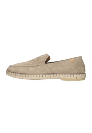 Beige suède instapper met gestikte details en een gestructureerde zool, ontworpen voor casual gebruik.