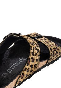 Sandalen mit Leopardenmuster und einem strukturierten Obermaterial aus braunem und schwarzem Stoff. Verfügt über zwei verstellbare Riemen und eine schwarze Gummisohle.