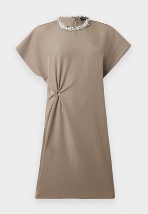 Rochie de culoare taupe, lungime până la genunchi, cu mâneci scurte, detaliu cu nod lateral și decolteu rotund împodobit cu paiete argintii.