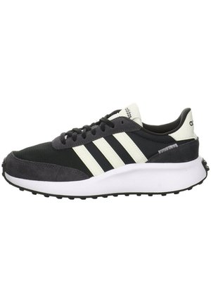 Sneaker atletici neri e grigi con tomaia in rete, accenti in suede, tre strisce bianche e una suola intermedia bianca con suola esterna nera testurizzata.