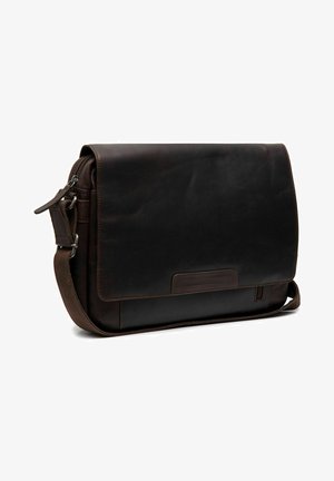 Bolso mensajero de cuero marrón oscuro con cierre de solapa, correa ajustable y bolsillo frontal. Textura suave y diseño minimalista.