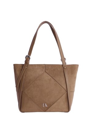 Bolso tote de ante marrón con detalle de costura geométrica, dos asas para el hombro y un acento de logo plateado en la parte frontal. Textura lisa en toda la superficie.