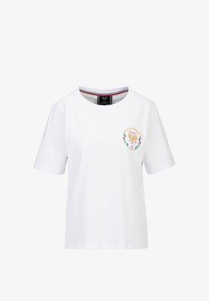 Wit t-shirt met korte mouwen, ronde hals en een kleine kleurrijke tennis-gerelateerde borduring op de linkerborst.