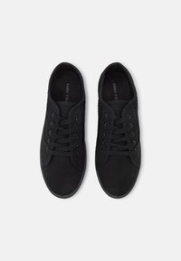 Schwarze Schnürsneaker mit einem Obermaterial aus strukturiertem Stoff, Gummisohle und runder Zehenform. Minimalistisches Design ohne sichtbare Markenkennzeichnung auf der Außenseite.