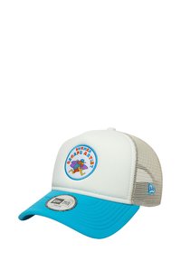 Casquette de camionneur avec un devant blanc et une visière bleu clair, dotée d'un patch brodé circulaire avec un design graphique coloré et un dos en mesh beige.