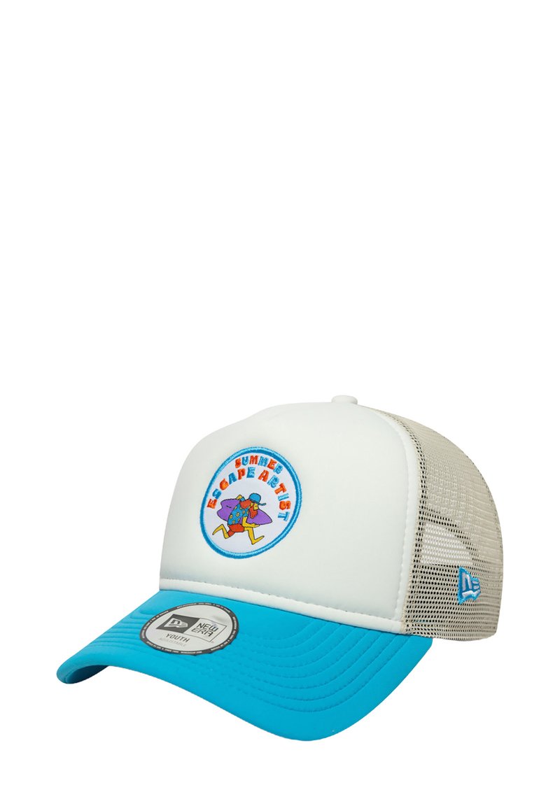 Casquette de camionneur avec un devant blanc et une visière bleu clair, dotée d'un patch brodé circulaire avec un design graphique coloré et un dos en mesh beige.