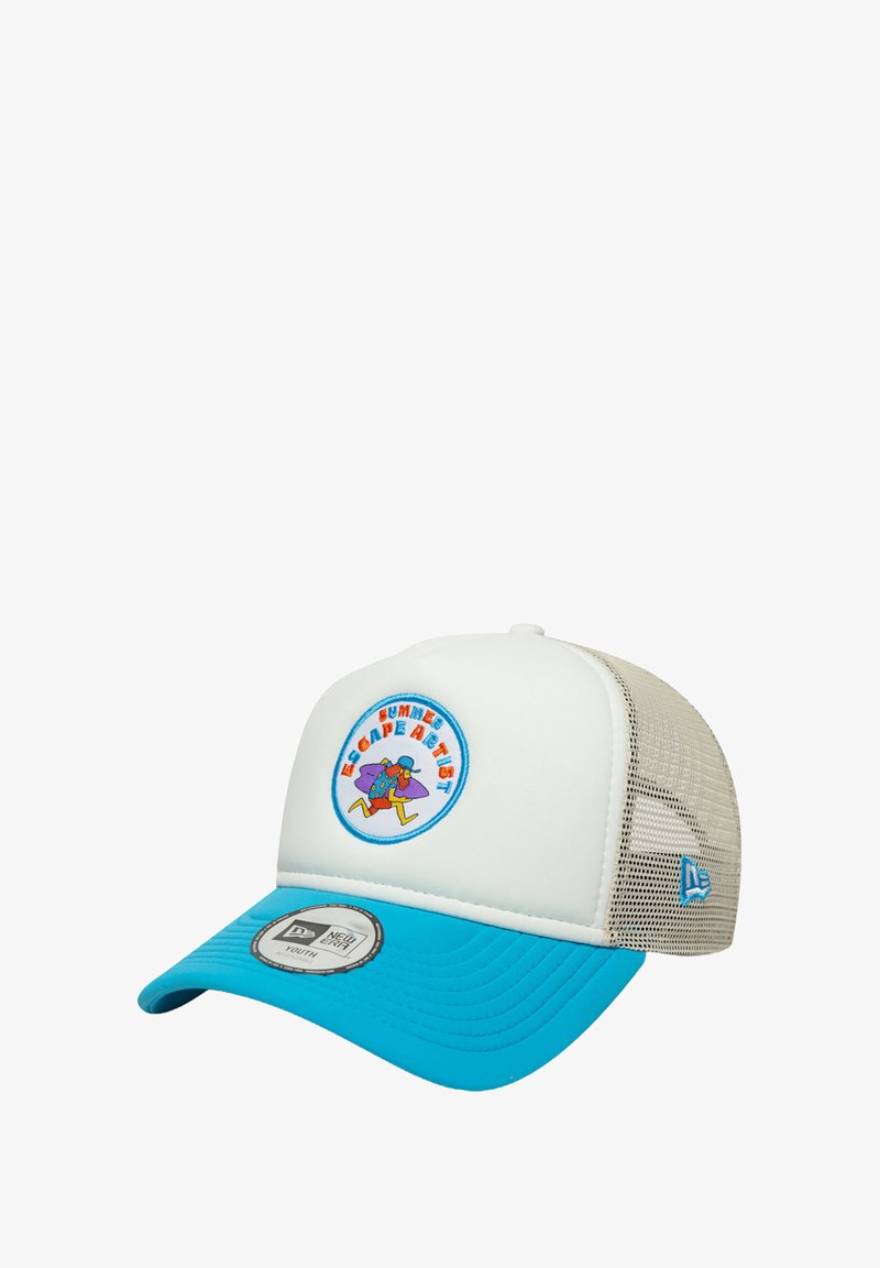 Casquette de camionneur avec un devant blanc et une visière bleu clair, dotée d'un patch brodé circulaire avec un design graphique coloré et un dos en mesh beige.