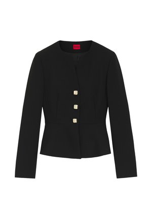 Blazer noir pour femme, cintré, manches longues, trois boutons carrés dorés, sans col, avec une étiquette rouge Hugo à l'intérieur de l'encolure.