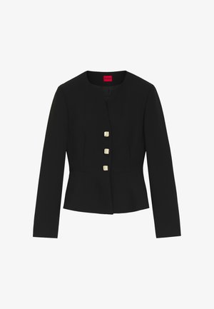 Blazer noir pour femme, cintré, manches longues, trois boutons carrés dorés, sans col, avec une étiquette rouge Hugo à l'intérieur de l'encolure.