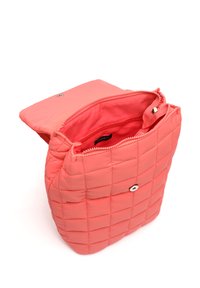 Prešívaná korálová taška s jemnou textúrou, vrchným zipsom a vnútornou kapsou. Obsahuje magnetický klip a priestranný interiér.