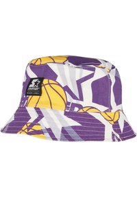 Bucket hat med et mønster af lilla, gul og hvid basketball. Fremstillet af bomuld, har et mærket skjold og en bred, blød skygge.