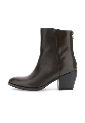 Stivale alla caviglia in pelle marrone scuro con zip laterale e tacco a blocco, caratterizzato da una texture liscia e punta arrotondata su uno sfondo bianco.