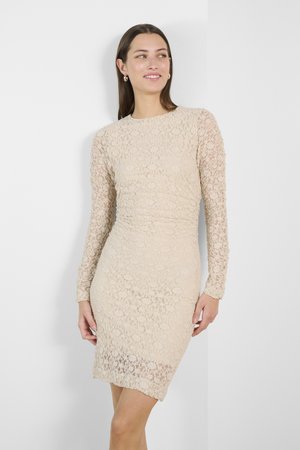 Beiges Spitzenkleid mit langen Ärmeln und taillierter Silhouette, verziert mit floralen Mustern und einem gewellten Saum. Glatte Textur und filigranes Design.