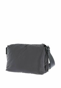 Sac bandoulière noir compact avec une surface extérieure douce et matelassée, une sangle ajustable, une fermeture éclair et une texture subtile. Présente un design épuré.