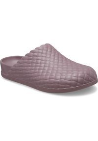 Mauve Schlüpfschuhe aus texturiertem synthetischem Material mit einem gesteppten Muster, runder Zehenpartie und leicht erhöhtem Absatz.