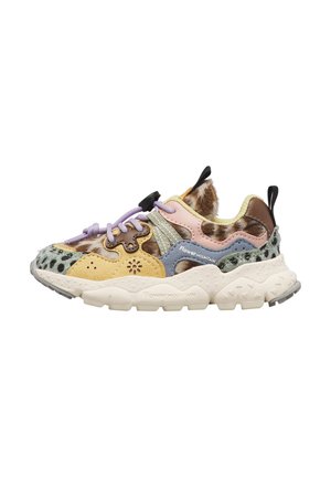 Sneaker chunky con stampa animalier mista, toppe giallo pastello, rosa e blu, lacci viola e suola spessa bianca e testurizzata, vista laterale.