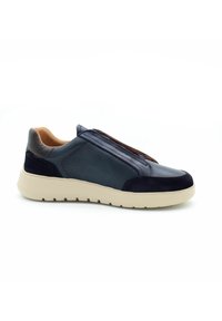 Sneaker slip-on blu navy con tomaia in rete testurizzata, dettagli in suede, fodera color nocciola e suola in gomma crema con scanalature.