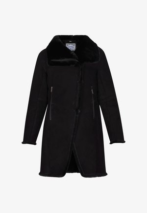 Fekete velúr kabát nagy műszőrme gallérral, hosszú ujjak, két cipzáras oldalzseb, és enyhén aszimmetrikus szegéllyel.