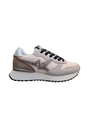 Sneaker beige chiaro con dettagli in suede, lacci neri, design a forma di stella con strass e suola bianca spessa con battistrada nero.